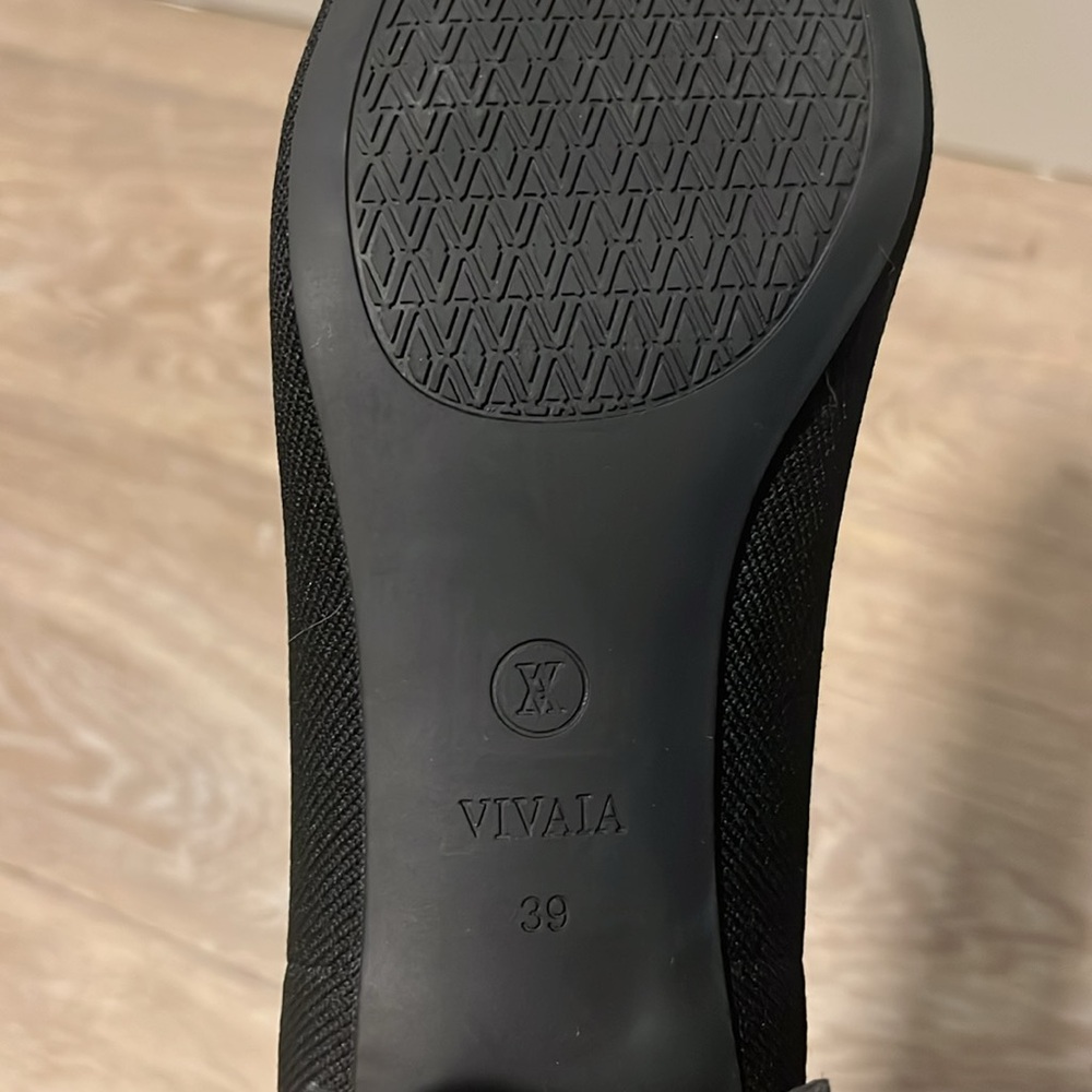 VIVAIA (NWOT) Julie Pro Almond-Toe Chunky Heels, Black/Cream, Size 39 (8 US) - Picture 11 of 11